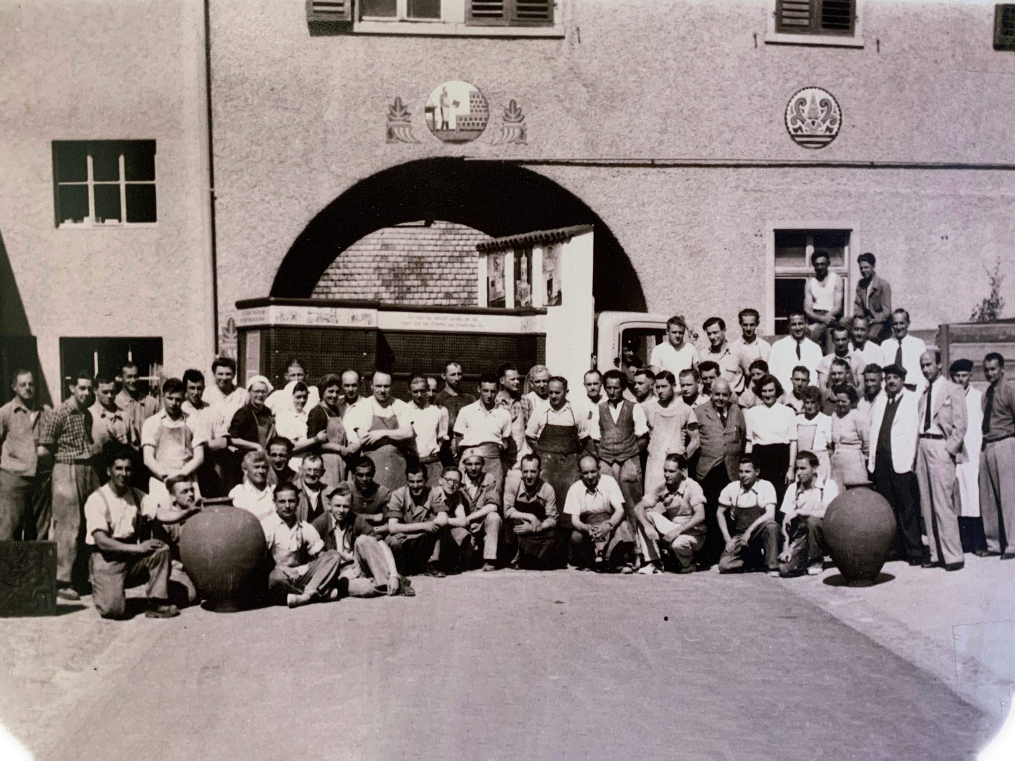 Archivbild: Belegschaft vor dem Bogen auf dem Firmengelände, ca. 1945.