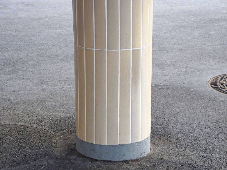 Detail der Säulenverkleidung der Keramik-Riemchen am Bellevue Zürich.