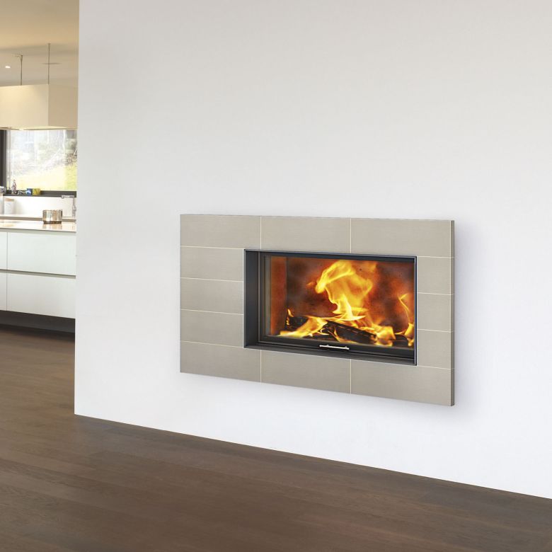 Flächenbündig eingebautes Cheminée mit Keramik-Umrandung.
