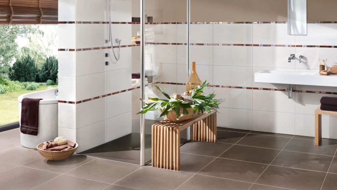 Grosszügiger Nassbereich in Erdtönen mit waagrecht eingelegten Listello-Plättli.