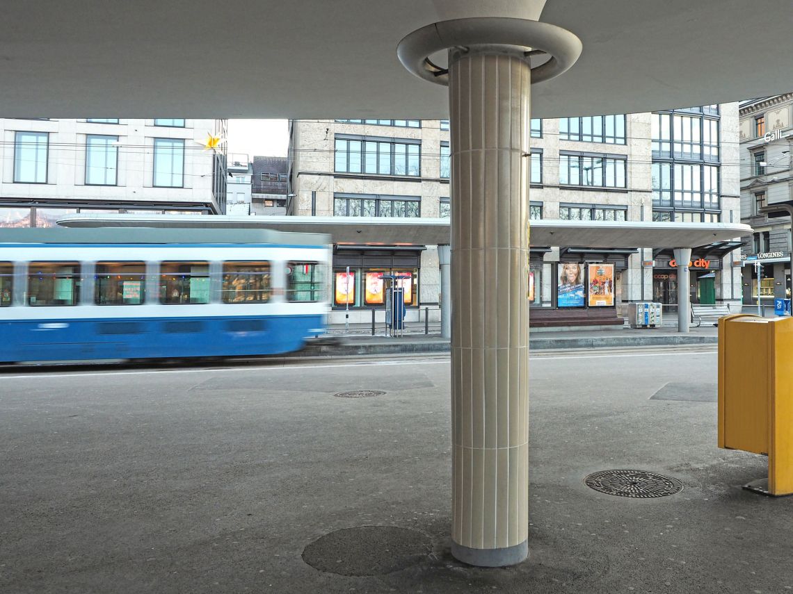 Keramikplatten im Format 50 x 6 cm an den Säulen der Tramstation des Bellevue Zürich