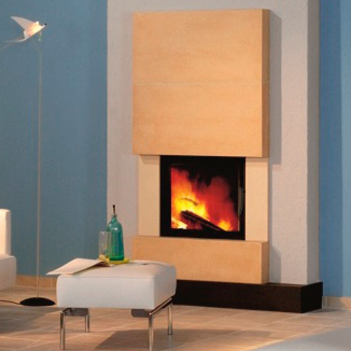 Cheminée mit 1-seitiger, hochschiebbarer Glasscheibe.