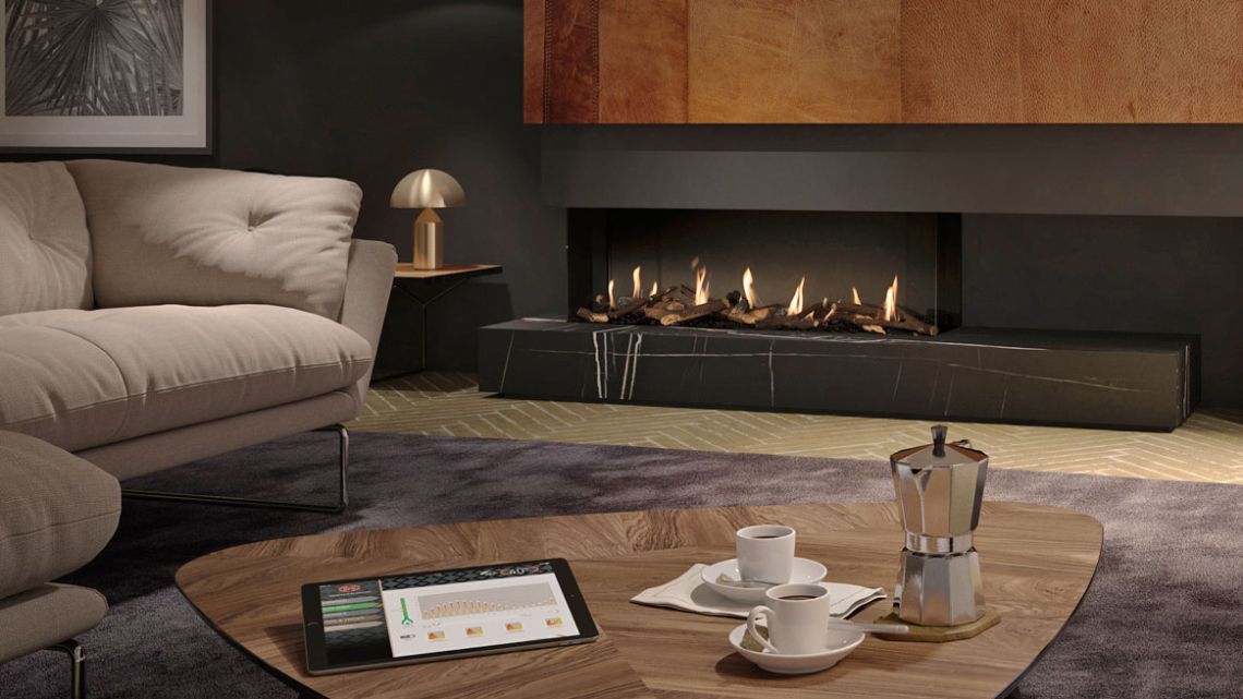 Modernes Gas-Cheminée mit tiefer Bank.