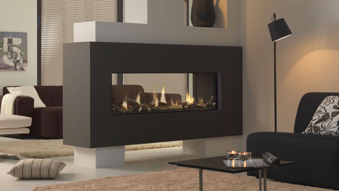 Raumtrennendes Gas-Cheminée mit Durchsicht.