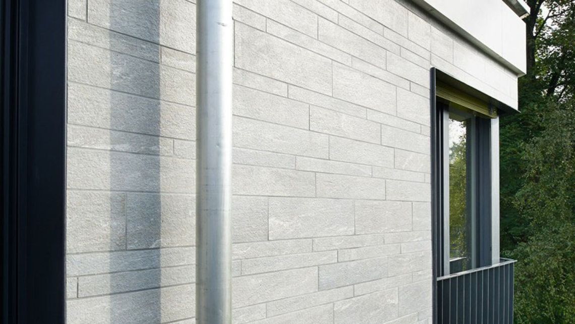 Hellgraue mureto Fassadenplatten.