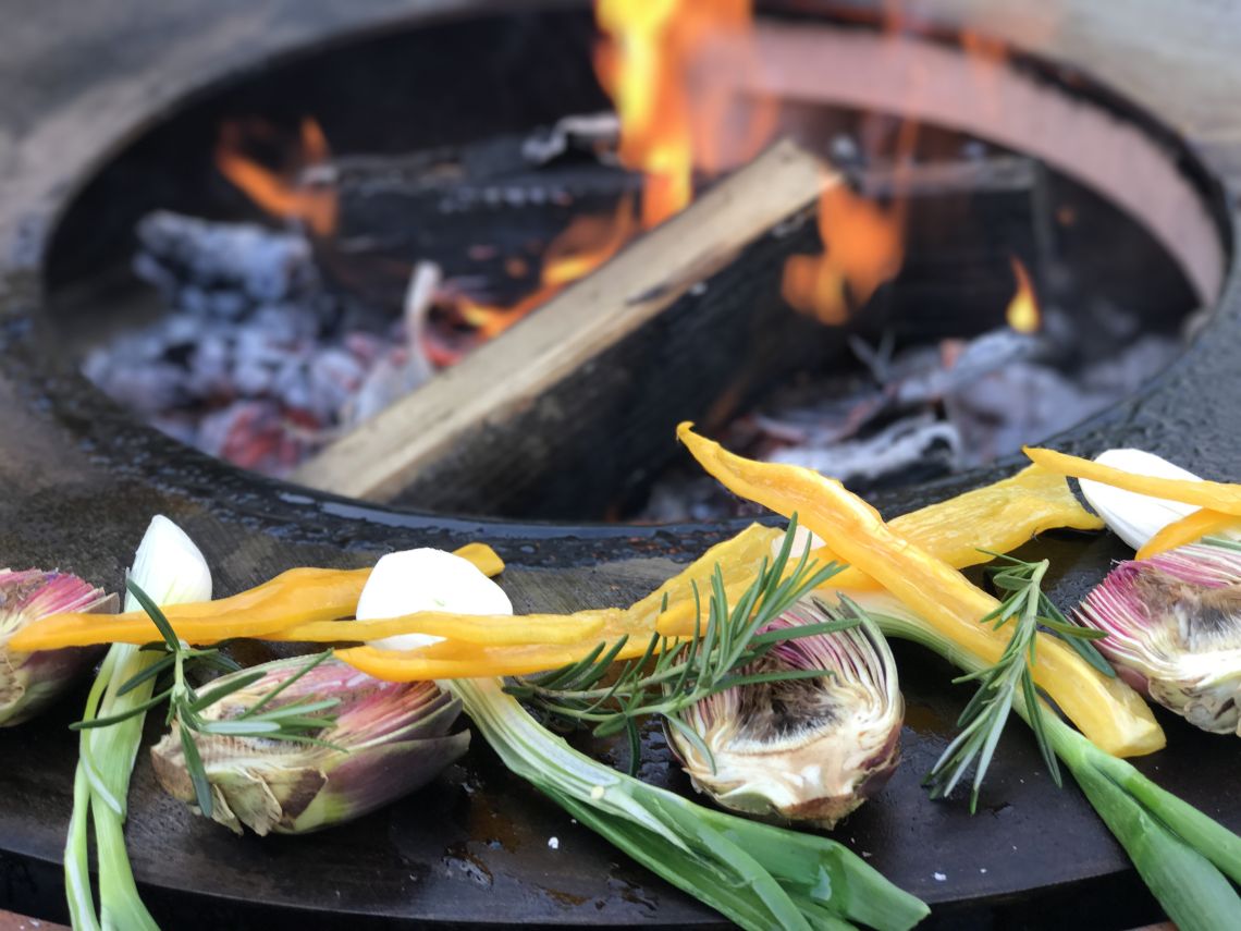 Vegetarisch grillieren auf dem swissfirecube garden während das Feuer noch brennt.