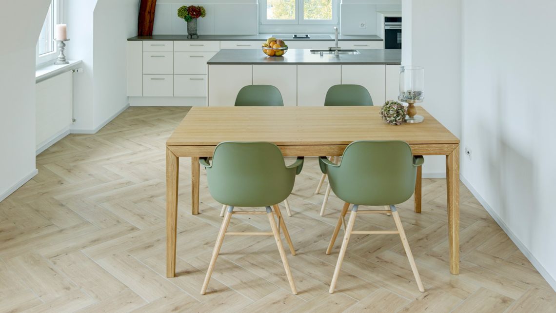 Holzkeramikriemen in Küche verlegt.