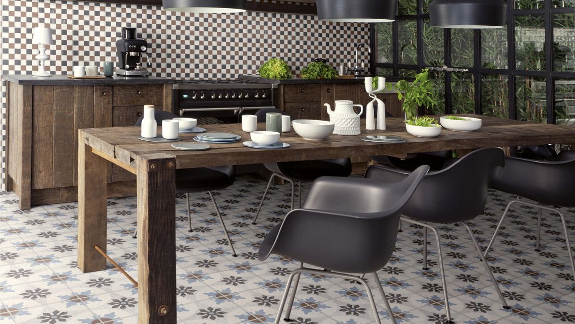 Vintage Bodenplatten in Küche verlegt. Beige, hellblau, braun gemustert.