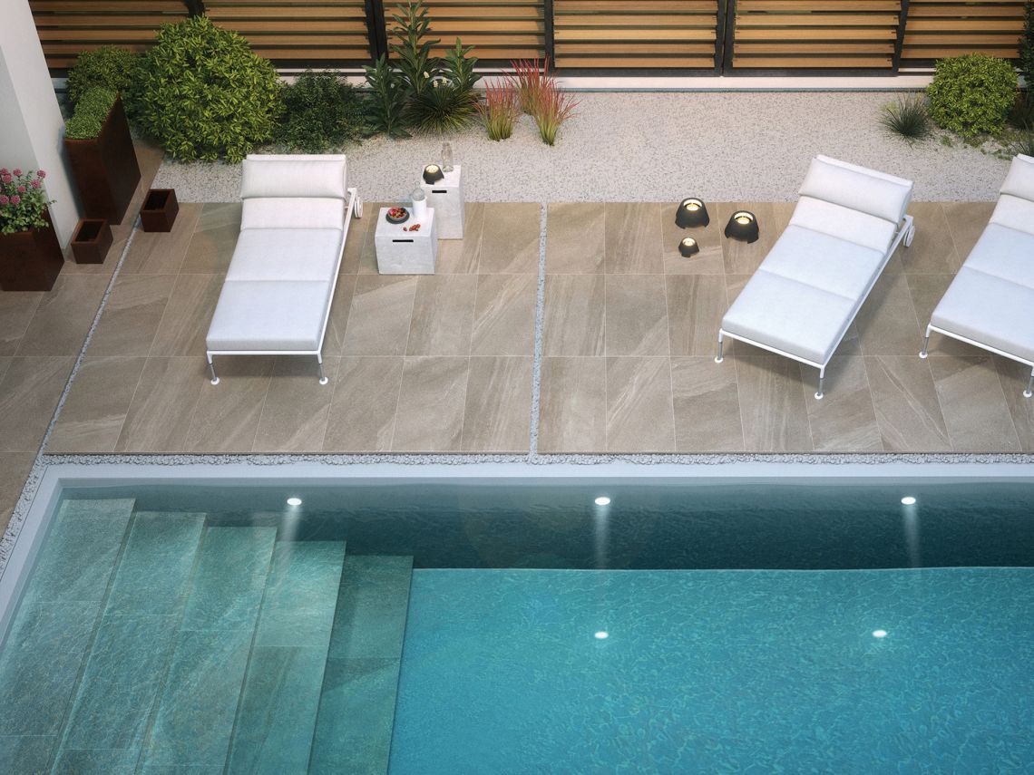 Keramische Platten am Pool verlegt. Platten im Aussenbereich weisen eine hohe Rutschfestigkeit auf.