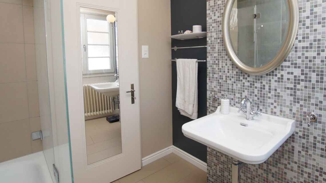 Bad im Retro-Look mit Mosaikplättli.