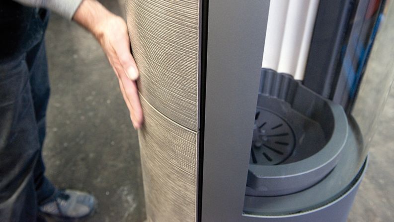 Montage der Keramikplatten an einem Schwedenofen.